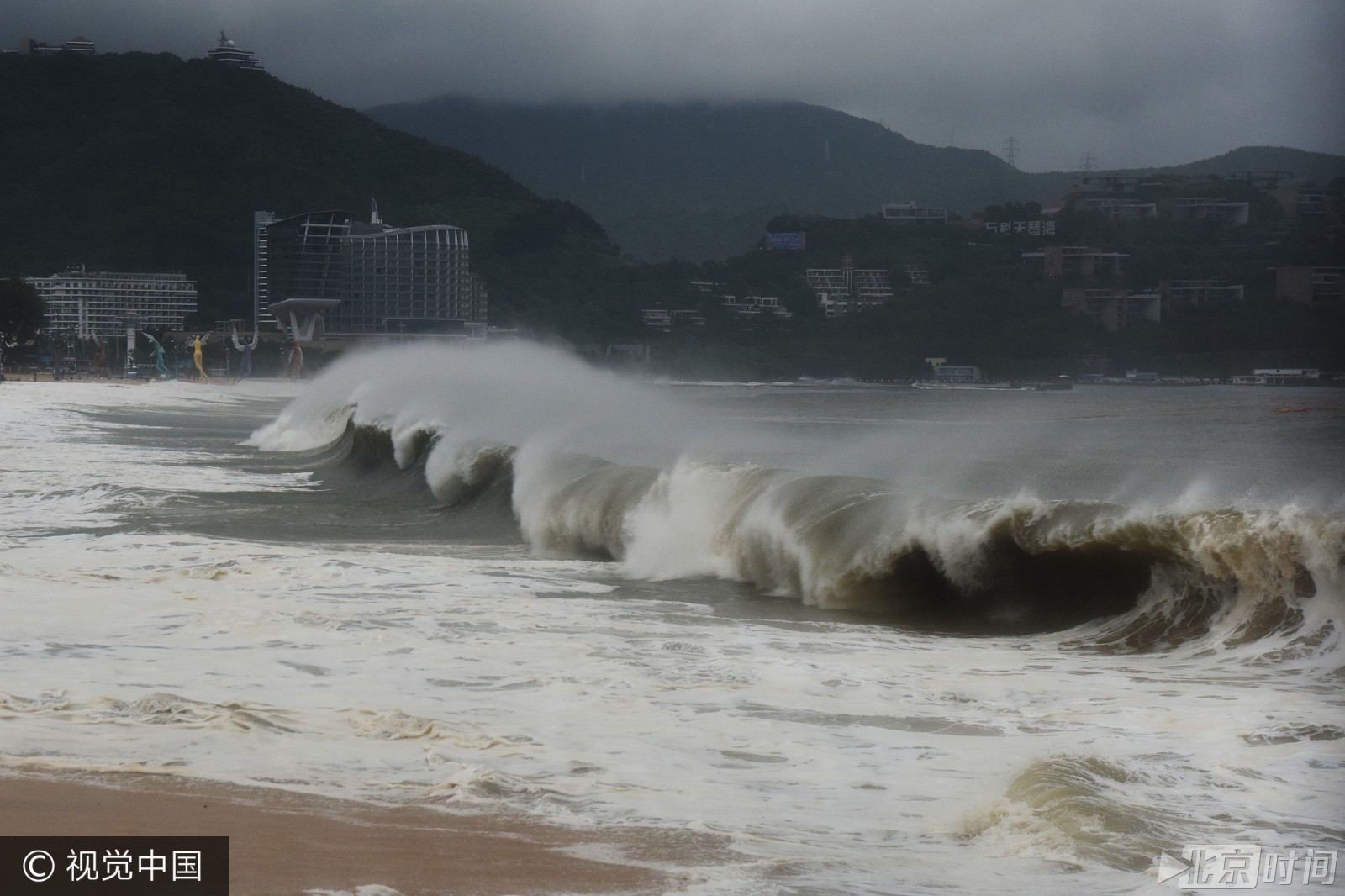 最现场!深圳台风天鸽来袭 海边掀巨浪