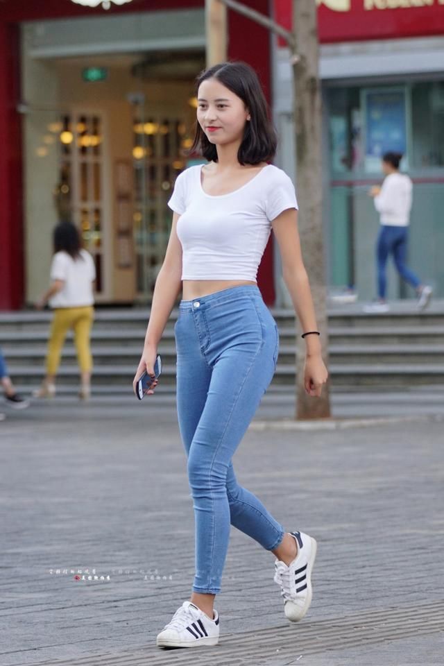 路人街拍,白色短袖搭配紧身牛仔裤,突显好身材
