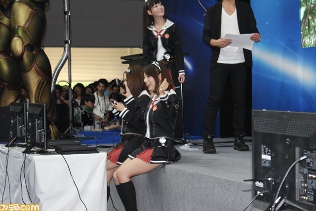 近日,在日本东京的电竞展上,某游戏商在展台活动中召集了几位身材傲人的电竞美女助阵,活动现场大玩撕衣游戏,场面吸睛无数。网友叹中国的Showgirl看来又输了。