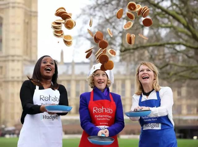 看了英国的煎饼赛跑,我发现,煎饼果子才是全世界人民的终极共通点 看了英国的煎饼赛跑,我发现,煎饼果子才是全世界人民的终极共通点