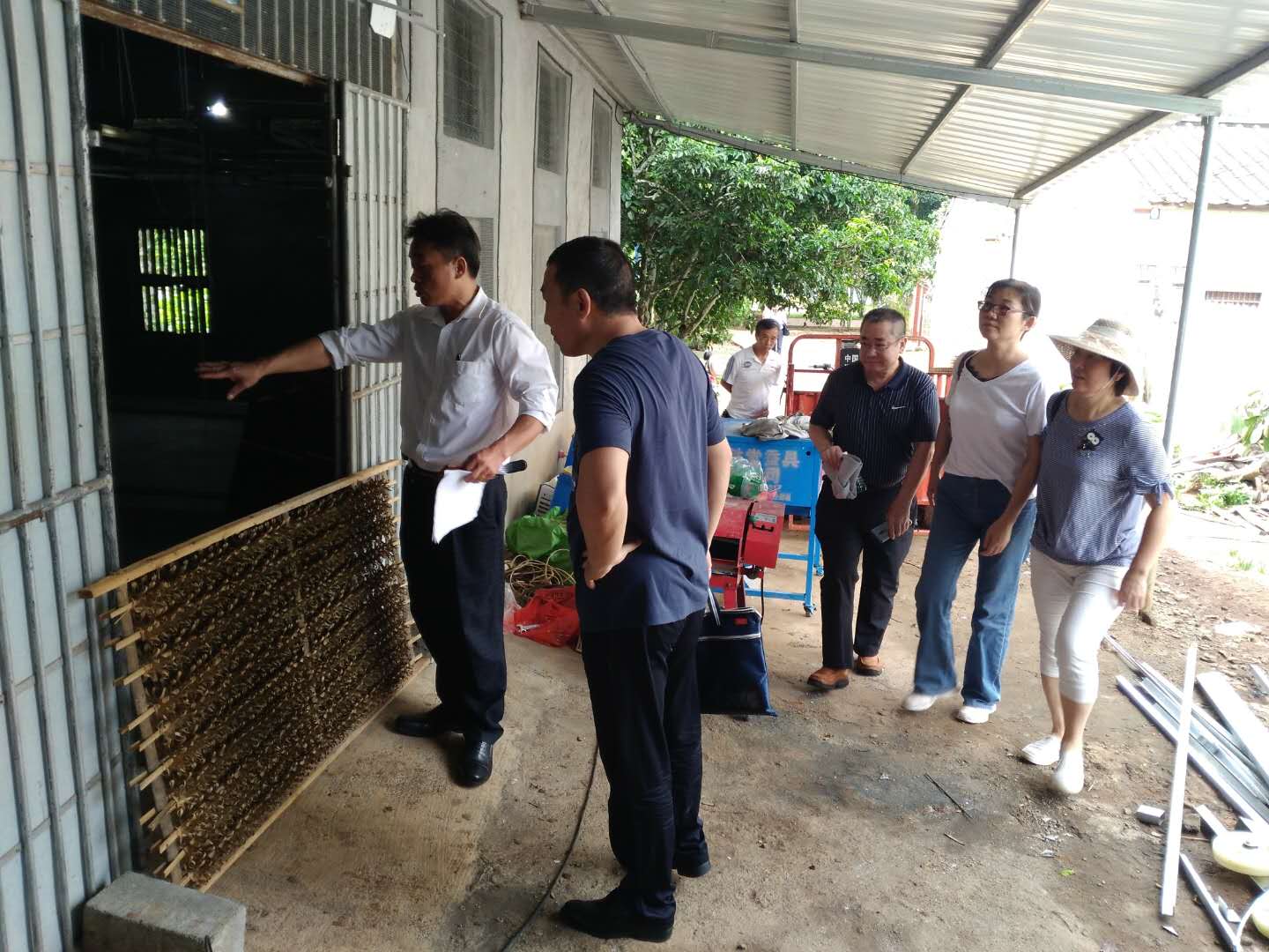 海口市统计局领导班子走访扶贫户