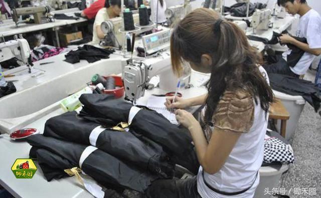 打工妹晒工厂加班工资条,看后直呼,太心疼,想娶