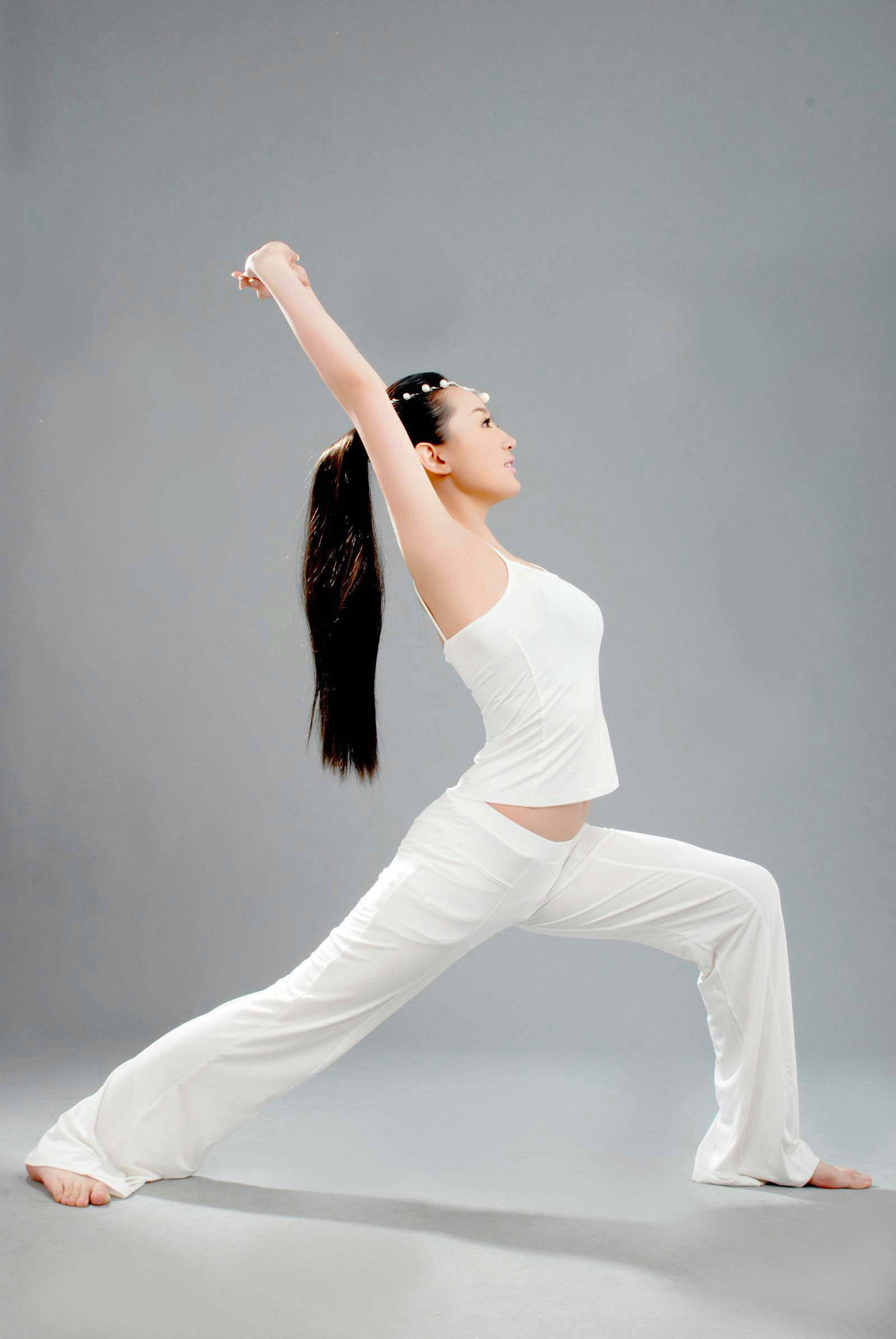 不输刘亦菲!嫩模练瑜伽身材火辣 长腿美胸抢镜