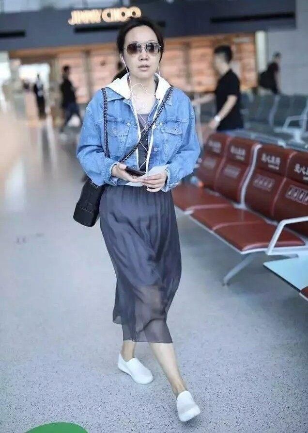 闫妮这次扛不住了!素颜现身老了不止十岁,网友