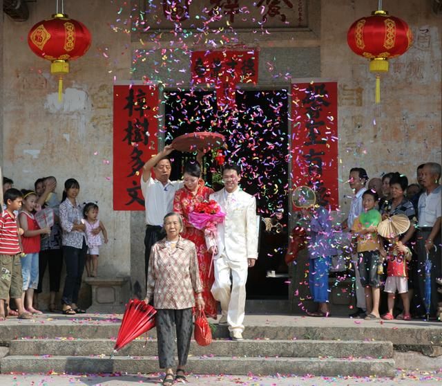 农村的女儿出嫁户口没迁出,有权继承父母的土