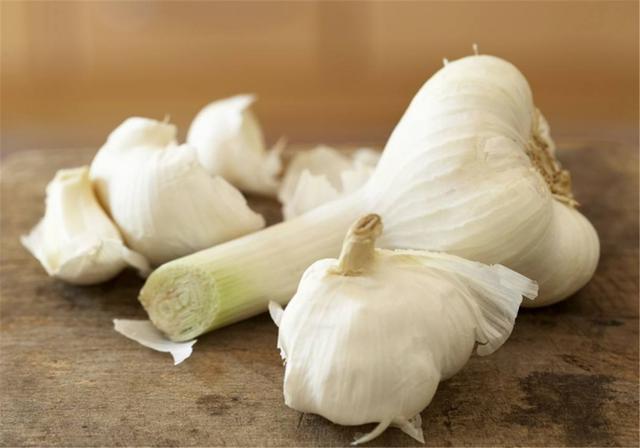 不管男女,每天这样吃一瓣大蒜,4个好处悄悄落