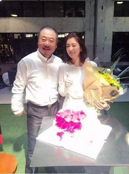 范伟也是有媳妇的,看看人家药匣子的妻子,那叫个漂亮!