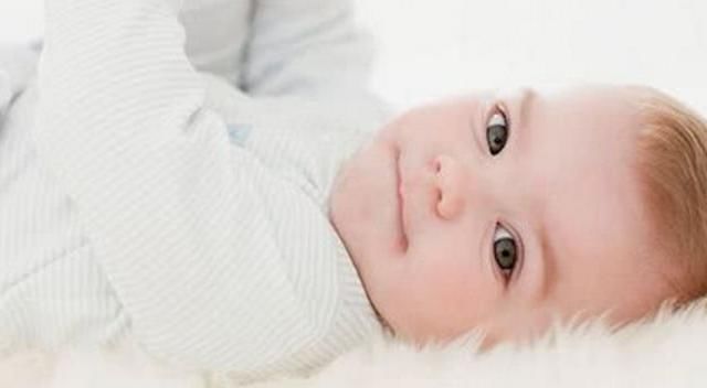 宝宝晚上不睡觉又不哭闹的,这是说明孩子的智