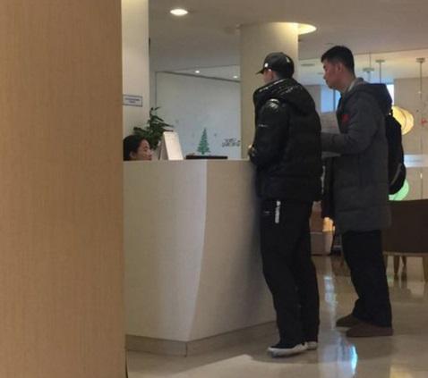 这名网友表示自己本来是带媳妇儿去产检没想到遇到了马龙:"偶遇马