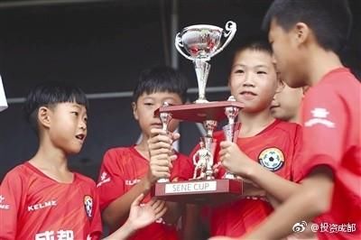 中国少年足球队法国夺冠,球员流泪庆祝胜利高