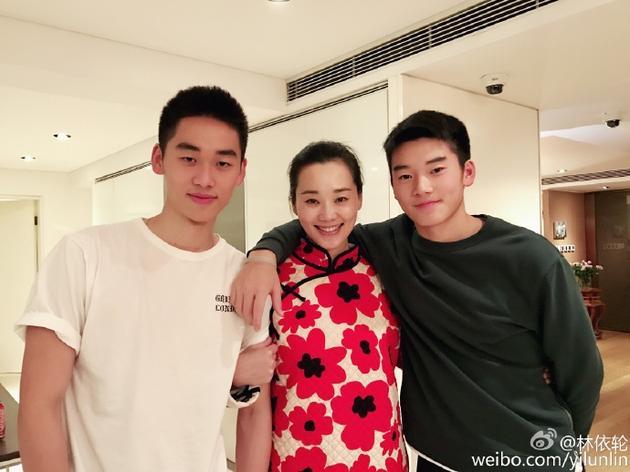 林依轮为儿子庆生 老婆穿花旗袍美貌出镜 林依轮为儿子庆生 老婆穿花旗袍美貌出镜