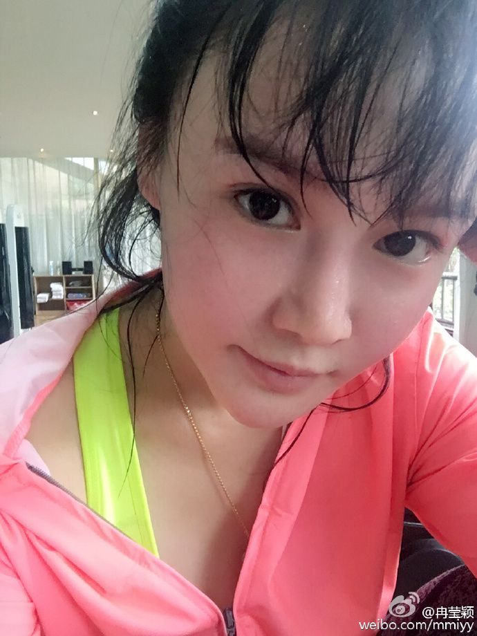 冉莹颖健身晒大胸翘臀 网友:难怪拳王不出轨