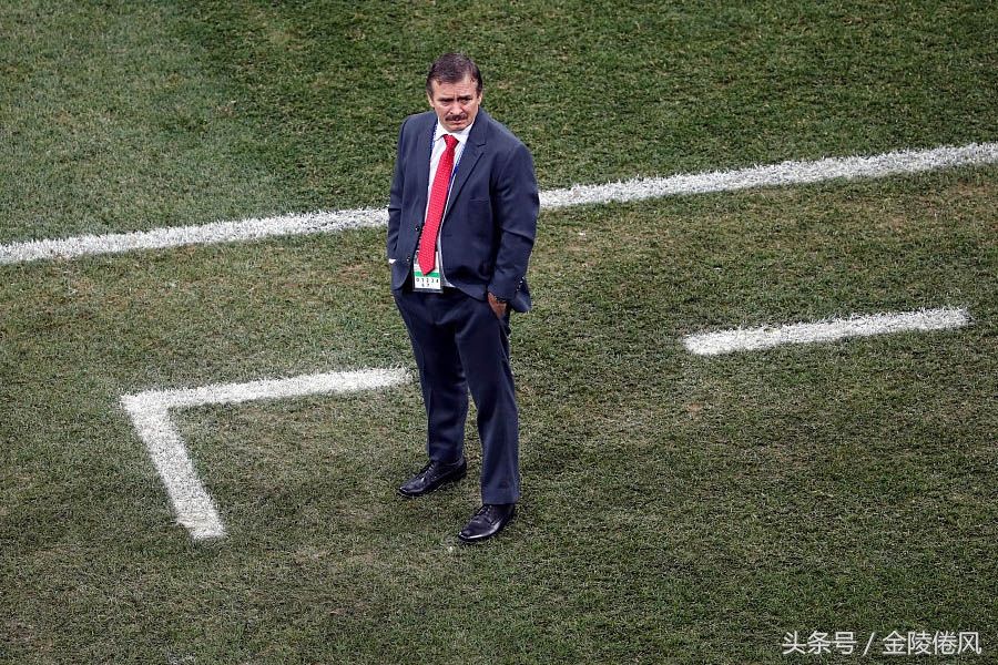 世界杯日本队闯入16强,主教练回国后下课了,网