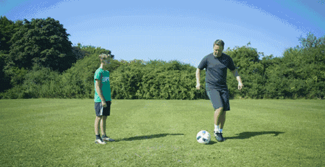 维维足球过人教程教你一招简版的单车虚晃过人