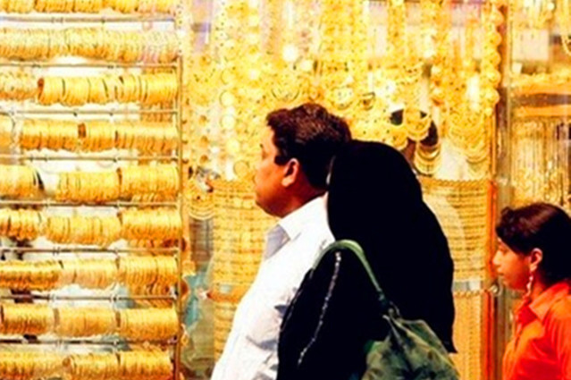 不过最令她们开心的是，丈夫会不定期的带她们出去逛街，每次逛街都会购置一大批的黄金，金光闪闪的黄金首饰照的整个饰品屋都是黄色的。