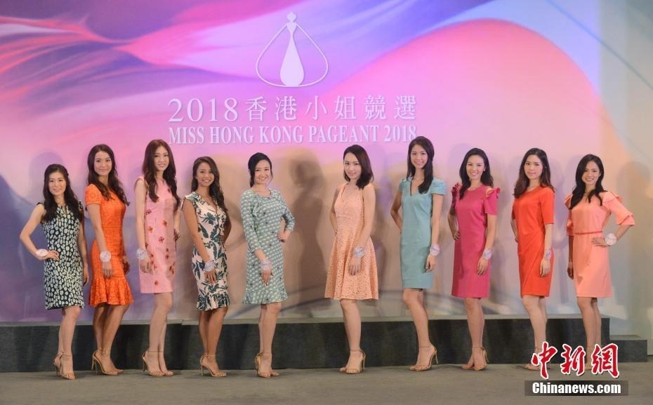 图为11-20号候选佳丽,11.李明芙(左起)、12.童铭欣、13.黎智、14.何泳芍、15.陈苑澄、16.黄子桐、17.陈晓华、18.高育英、19.杨帆、20.邓卓殷十位候选佳丽合照。