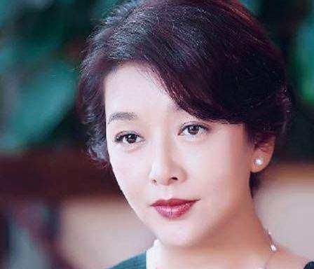 50岁的江珊依旧单身,而她前夫靳东和高曙光都