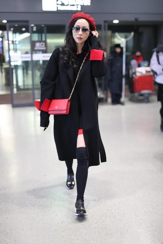 韩雪现身机场,红黑色大衣下搭过膝袜,网友:我都