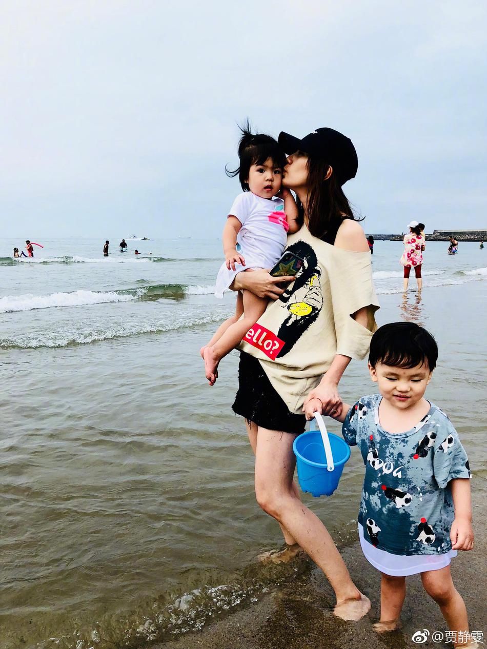 贾静雯修杰楷带孩子休假 享受大自然