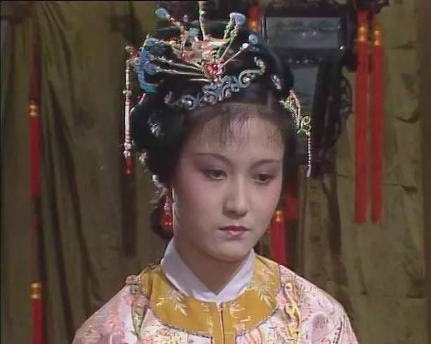 贾迎春母亲不在,父亲又不疼,邢夫人这个后妈跟着