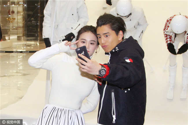 王大陆马思纯同台玩自拍 卖萌耍宝好开心