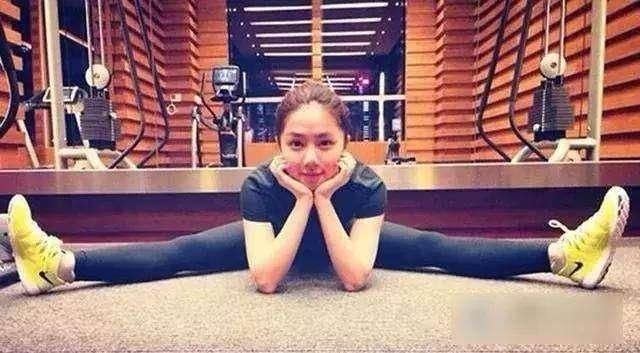 女星玩起一字马, 赵丽颖就是萌, 蒋欣也是不服输