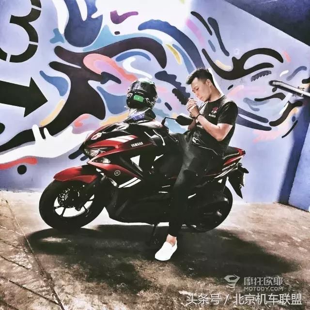 人家的摩托车用品超市戴着头盔去旅行之东南亚