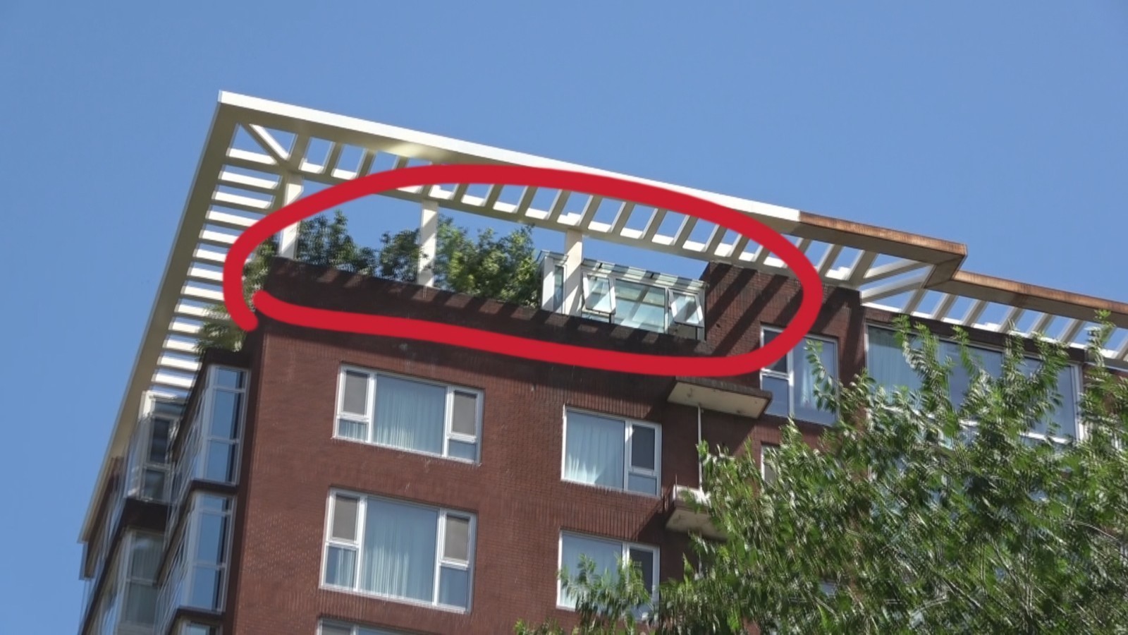 豪宅楼顶现违建! “拆” 豪宅楼顶现违建! “拆”