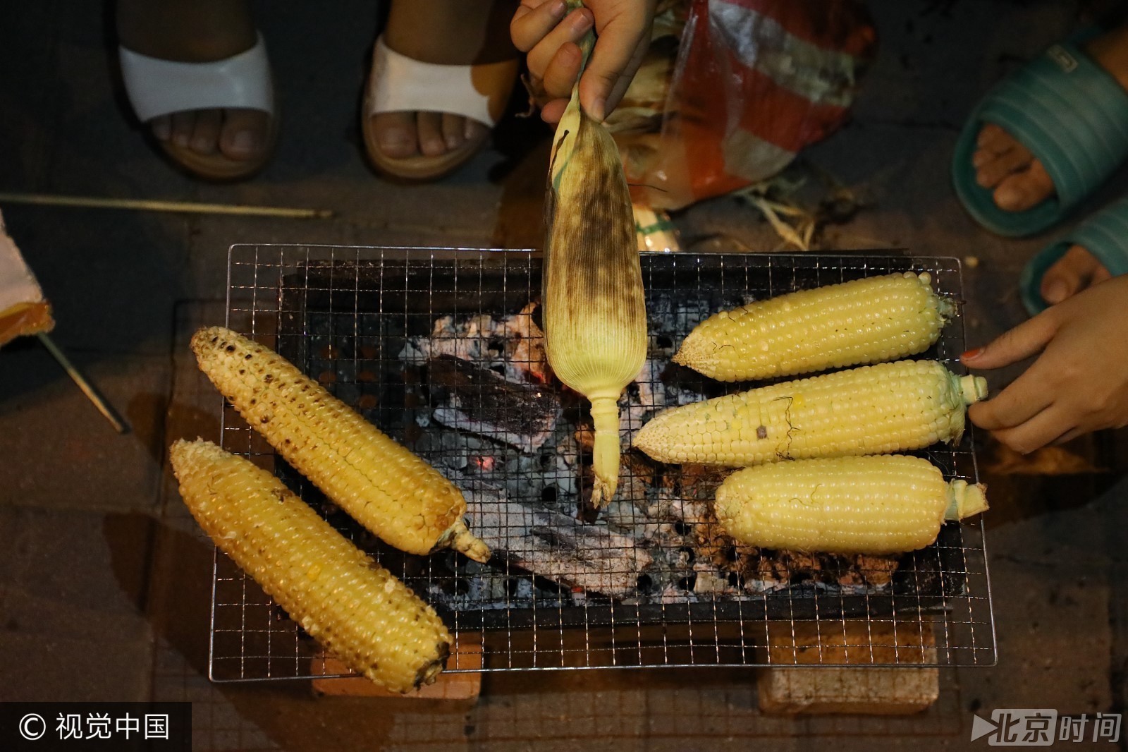 女大学生夜间摆摊烤玉米 卖不出去就自己吃掉