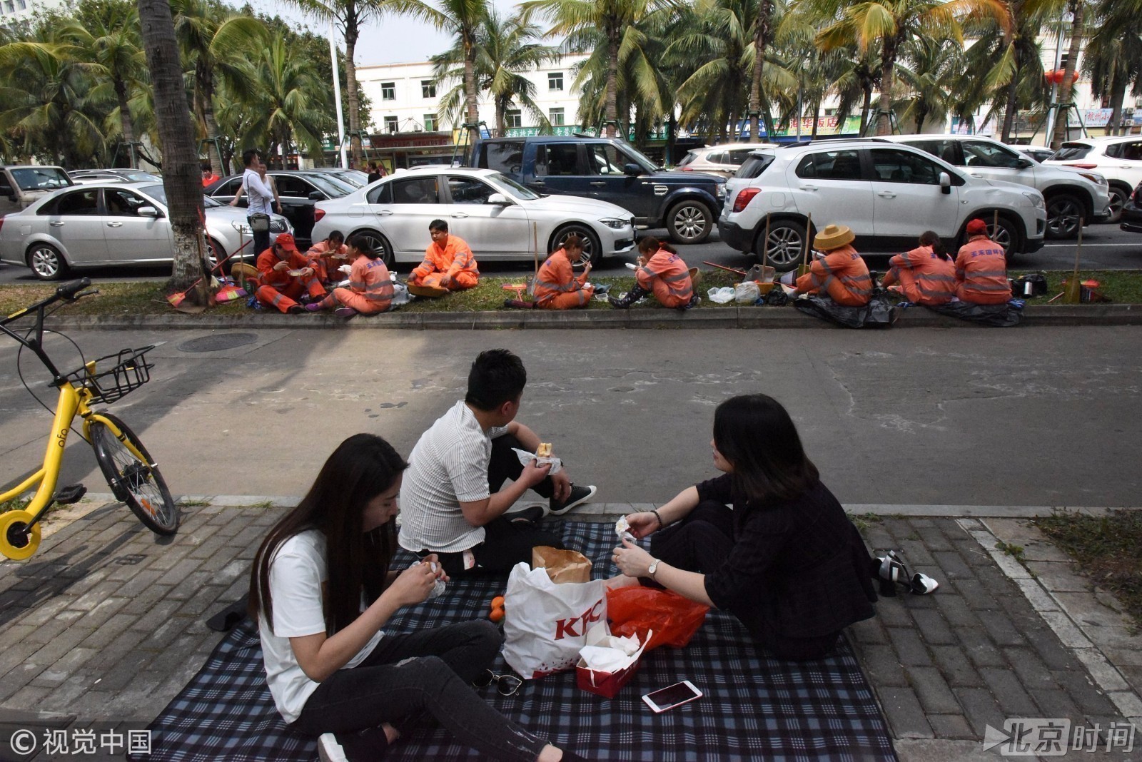 海南滞留过海车超万辆 游客在路边扎起帐篷 海南滞留过海车超万辆 游客在路边扎起帐篷