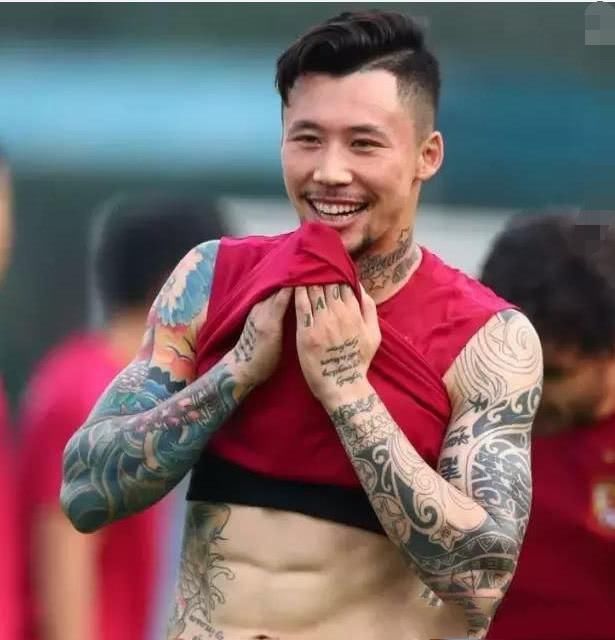 中国足球队的特产:抽烟喝酒撸串,白斩鸡+万花