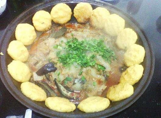 【美食菜谱】东北铁锅炖鱼贴饼子做法,东北农