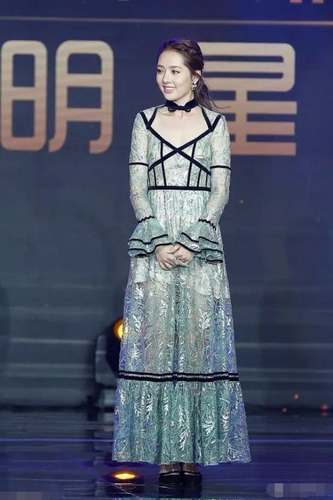 别人颁奖礼造型惊艳四座,而郭碧婷的装扮让人