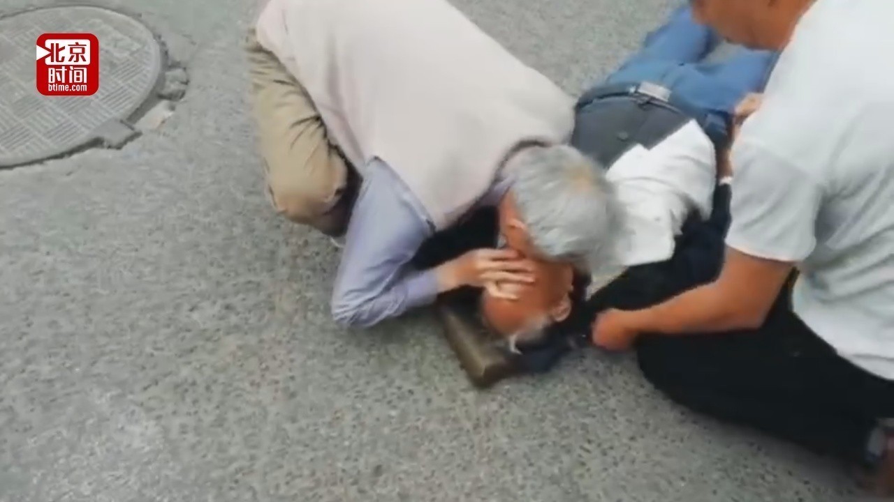 83岁老人跪地给96岁老人心肺复苏