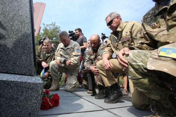 乌克兰阵亡将士纪念碑揭幕:剑刺俄罗斯版图