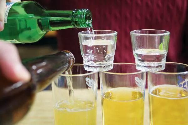 【文化】韩国人这样花式喝酒?!炮弹酒、点滴酒