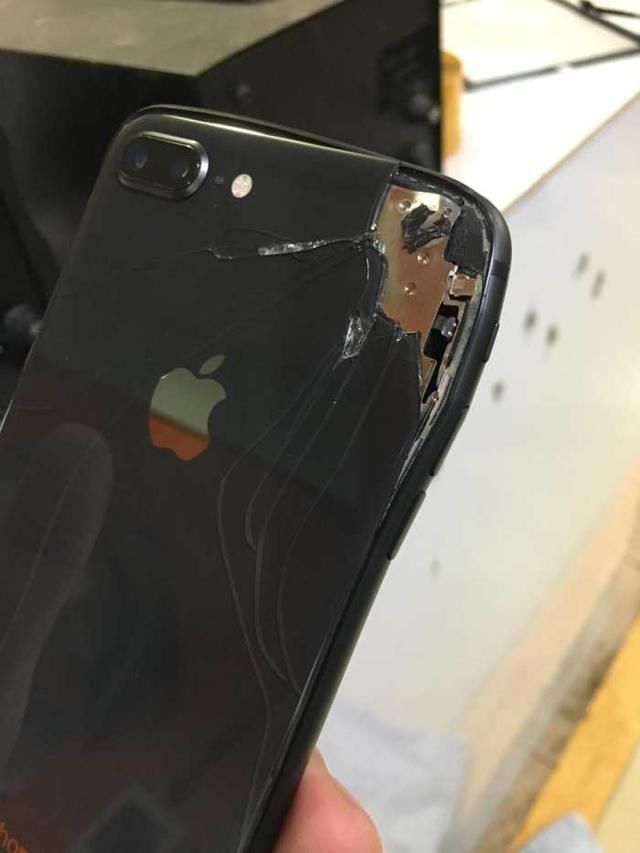 跟媳妇打了一架摔坏了iPhone8Plus, 去维修才发