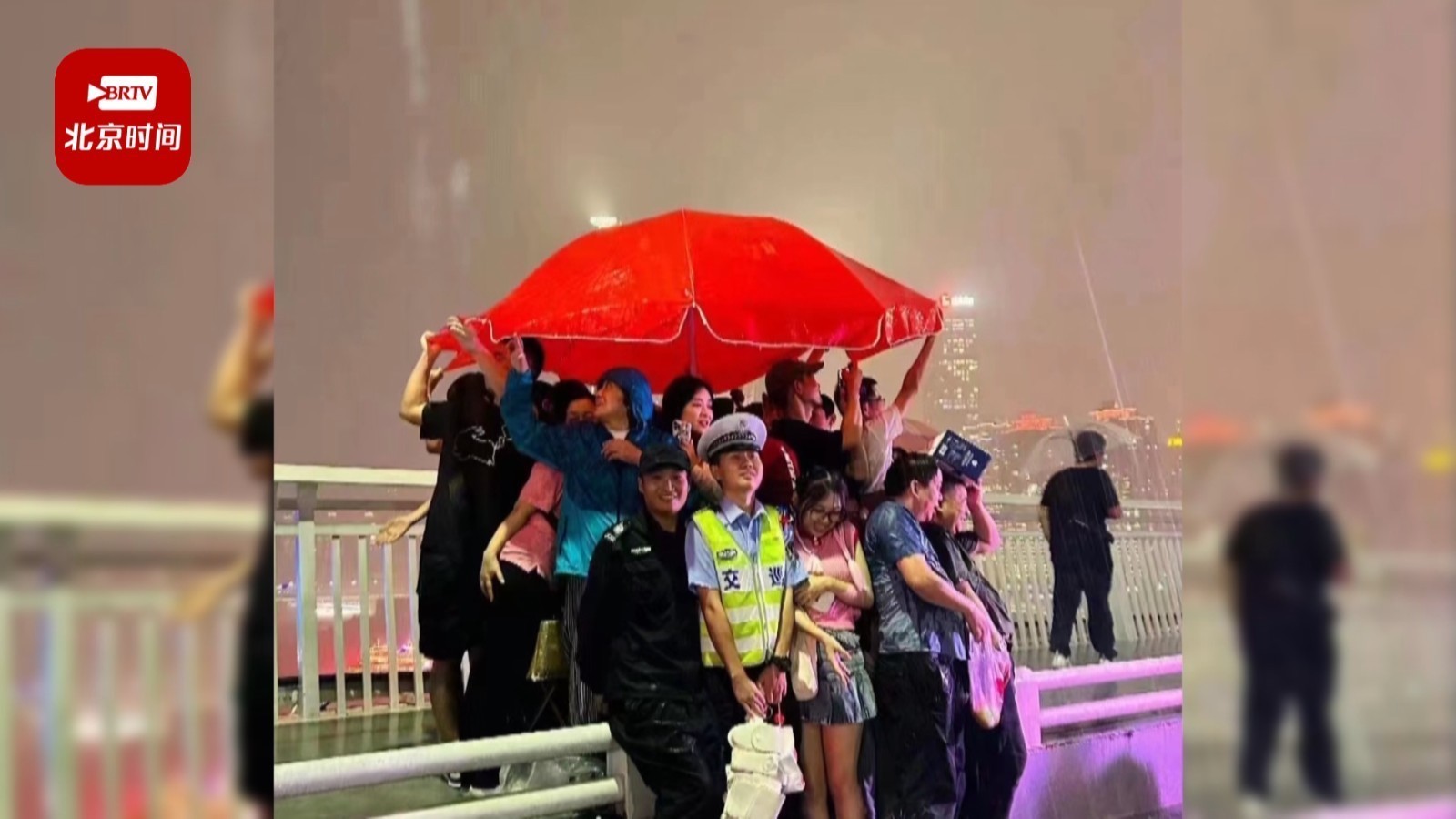 爆火全网！躲雨“全家福”里的辅警小哥 找到了