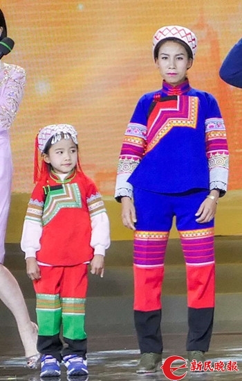 哈尼族女孩小瑶芬回来了，这次她走上了上海慈善晚会的舞台