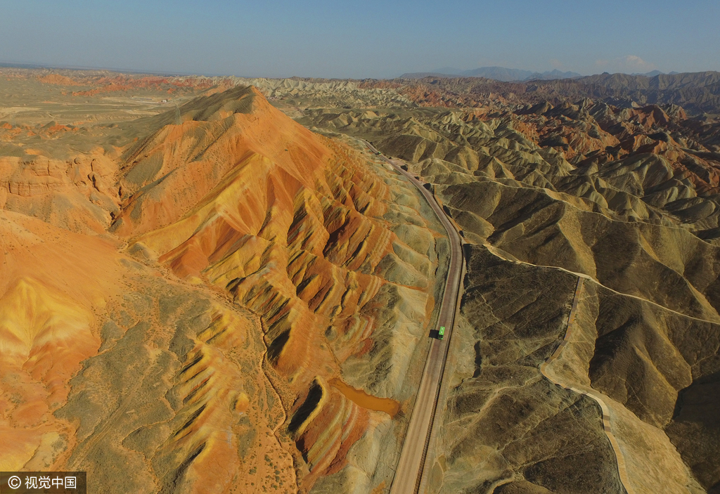 张掖丹霞地貌在方圆五十平方公里山地丘陵地带，有造型奇特，色彩斑斓，气势磅礴的丹霞地貌。