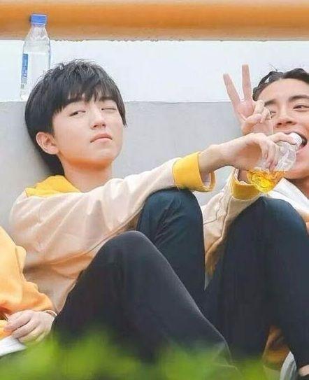 王俊凯军训时犯低血糖病,他手里握着的一根棒