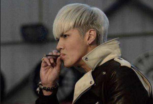 身价过亿的的男星抽什么烟?竟然还有抽六块钱