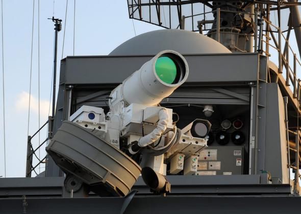 美国海军此前测试的激光定向能武器,在测试中成功杀伤了小艇和无人机