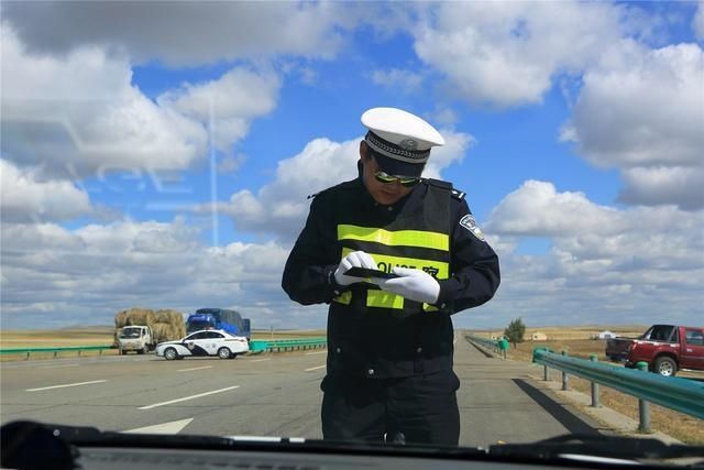 没带驾照交警会处罚吗?为啥一定要带驾照呢?