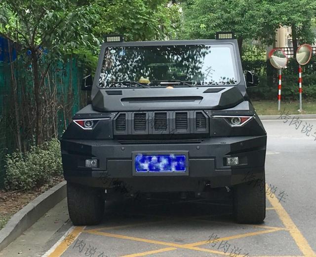 88万的国产防弹车 车主上完牌就把LOGO扣了