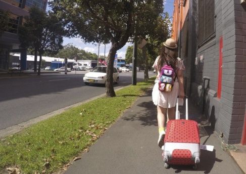 老公卖房给婆婆治病,我不堪贫苦跟他离婚,一年