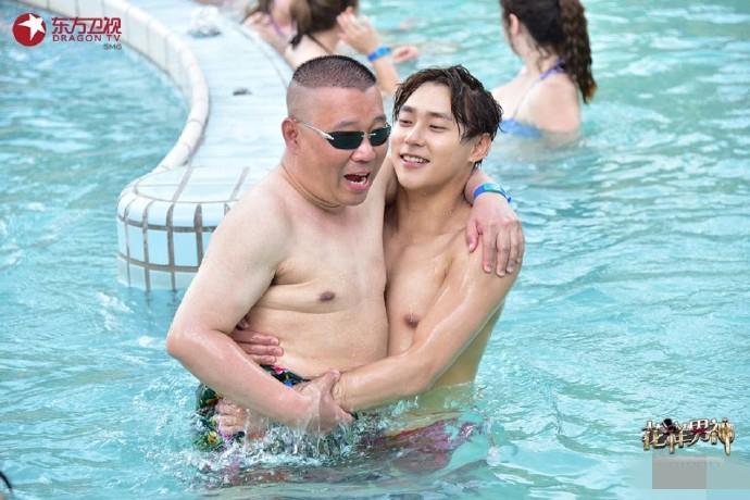 郭德纲光膀子上节目还与小鲜肉半裸相拥