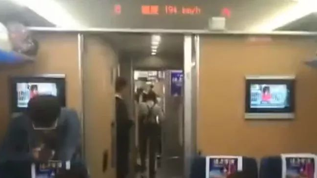 男子坐高铁猥亵女乘务员：专门购买一等座下手