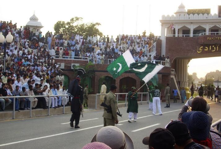 印度、巴基斯坦边境降旗仪式,直接笑屎!真是同