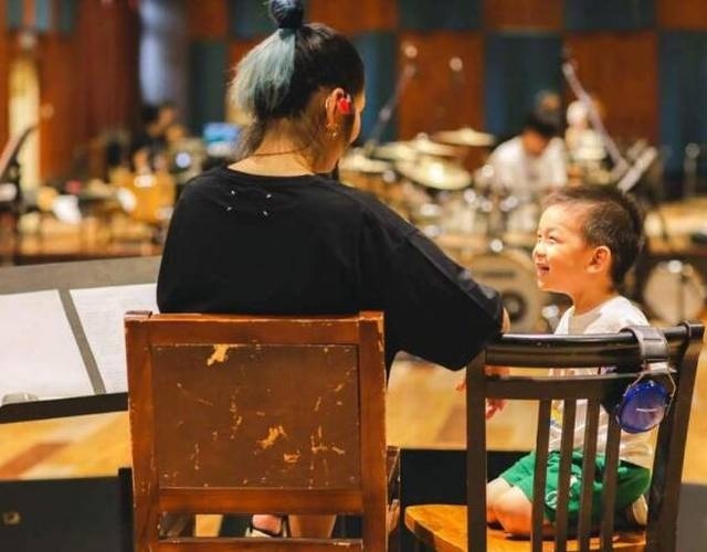 并写道:"七宝小时候不敢带他来彩排,怕刺激孩子的耳膜,现在七宝三岁了